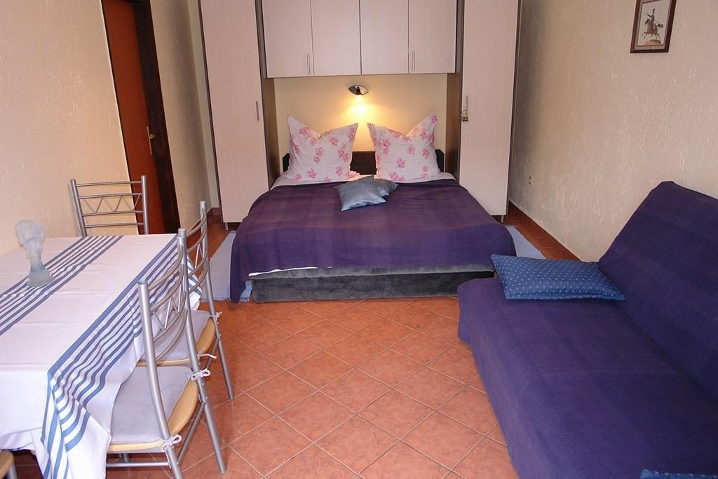 2 Bedroom Amazing Apartment In Crikvenica Zimmer foto