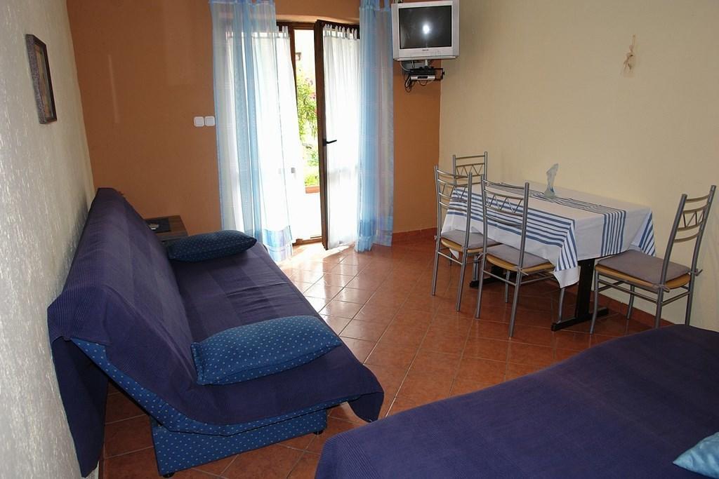 2 Bedroom Amazing Apartment In Crikvenica Zimmer foto