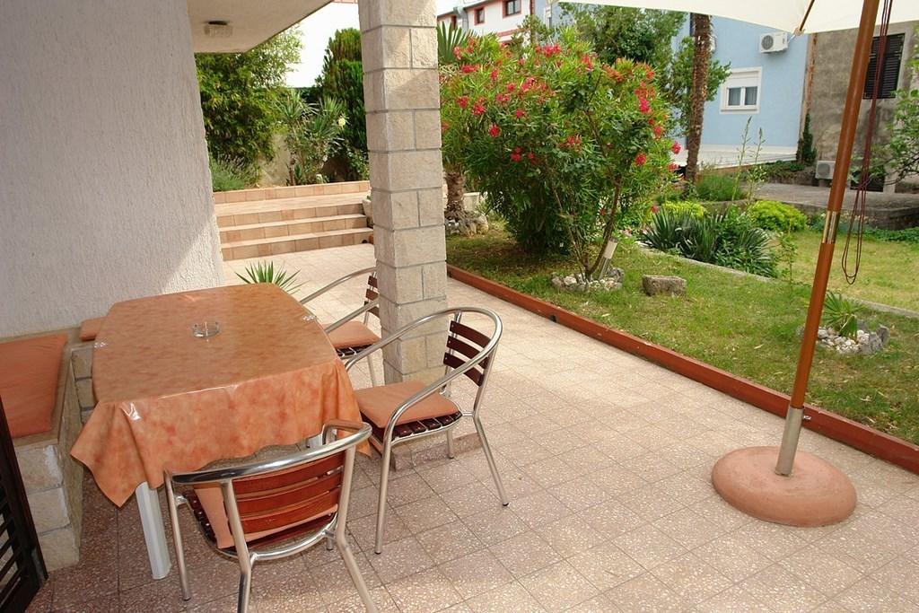 2 Bedroom Amazing Apartment In Crikvenica Zimmer foto